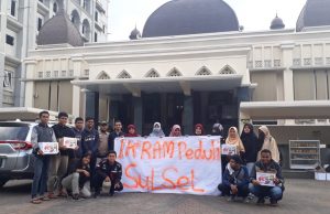 Bantu Korban Banjir Gowa, Pengurus IKRAM Galang Dana di Jalanan