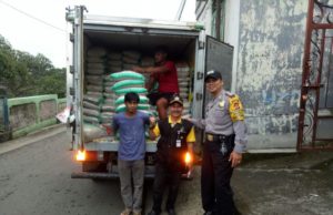 Polsek Megamendung Pantau Pendistribusian Beras Bantuan Pemerintah