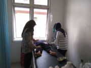 Kapolsek Cariu Evakuasi Siswa-Siswi SDN Bantarkuning yang Keracunan Mie Telor