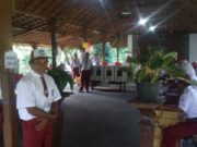 Unik! Petugas TPS di Kampung Bojong Neros Pakai Seragam SD