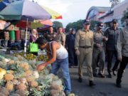 Sidak Pasar Kebon Kembang, Bima-Dedie Temukan PKL Berjualan Sembarangan