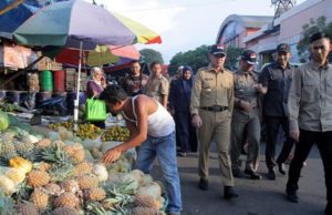 Sidak Pasar Kebon Kembang, Bima-Dedie Temukan PKL Berjualan Sembarangan