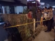 Polsek Ciomas Evakuasi Angkot yang Terjerumus ke Kali