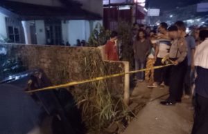 Polsek Ciomas Evakuasi Angkot yang Terjerumus ke Kali