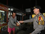 Polres Bogor Giat Patroli Sembari Bagikan Makanan Sahur