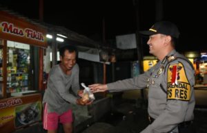 Polres Bogor Giat Patroli Sembari Bagikan Makanan Sahur