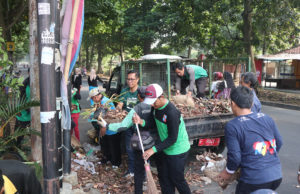 Halangi Fasilitas Umum, Satpol PP Kota Bogor Tertibkan PKL Jalan Semeru Secara Bertahap