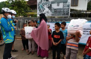 Yayasan baitul Maal Bersama BEN Giat Bagi sembako Bersama Yatim dan Dhuafa