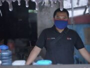 Unik! Kue Balok “Lumut” Dibakar Menggunakan Arang, Menjaga Cita Rasa Luar Dalam