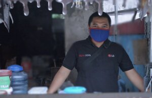 Unik! Kue Balok “Lumut” Dibakar Menggunakan Arang, Menjaga Cita Rasa Luar Dalam