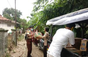 Pasca Jebol Tanggul Sungai Citarum, Perguruan Mathla’ul Anwar Giat Baksos