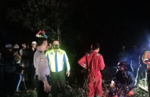 Polsek Megamendung Lakukan Evakuasi Terhadap Warga Yang Jatuh Ke Dalam Sumur Polsek Megamendung