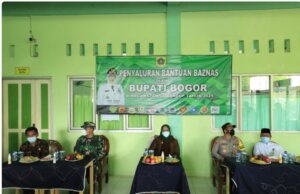 Jelang Ramadhan Bupati Bogor Bagikan Paket Sembako Bagi Masyarakat di Zona Rawan Pangan