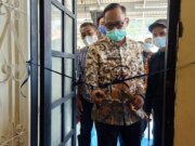 Dapat Apresiasi Wakil Walikota, DEEP Depok Tegaskan 4 Agenda Strategis Wakil Walikota Depok, Imam Budi Hartono memotong pita tanda peresmian Kantor DEEP Depok