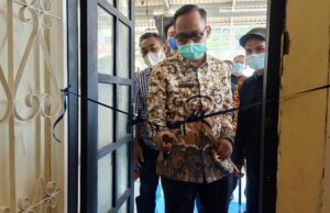 Dapat Apresiasi Wakil Walikota, DEEP Depok Tegaskan 4 Agenda Strategis Wakil Walikota Depok, Imam Budi Hartono memotong pita tanda peresmian Kantor DEEP Depok