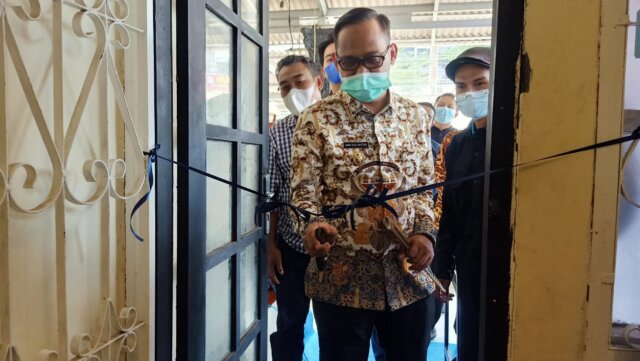 WhatsApp Image 2021-04-15 at 20.43.34 Wakil Walikota Depok, Imam Budi Hartono memotong pita tanda peresmian Kantor DEEP Depok