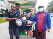 Meneladani Kebiasaan Rasulullah, Muhammadiyah Ranting Kalibaru Bagi-Bagikan Nasi Buka Puasa