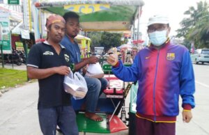 Meneladani Kebiasaan Rasulullah, Muhammadiyah Ranting Kalibaru Bagi-Bagikan Nasi Buka Puasa