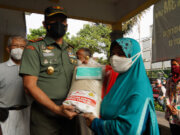 Danrem 061/Sk Bersama Yayasan Buddha Tzu Chi Bagikan Lima Ton Beras Buat Orang Tidak Mampu