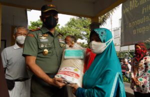Danrem 061/Sk Bersama Yayasan Buddha Tzu Chi Bagikan Lima Ton Beras Buat Orang Tidak Mampu
