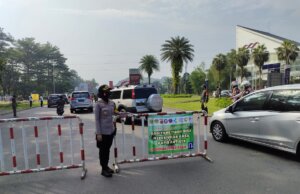 Ribuan Kendaraan Yang Menuju Kawasan Puncak Diminta Putar Balik Oleh Petugas