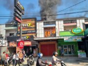 Akibat Konsleting Listrik, Ruko Penjual Sepatu Terbakar