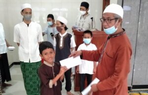 Masjid Baitussalam Depok Santuni Yatim dan Anak Dhuafa