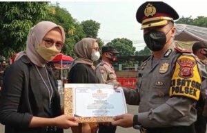 5 Pers Bhabinkamtibmas, Nakes dan Relawan Sebanyak 49 Org Mendapatkan Penghargaan