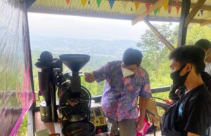 Dosen Sekolah Vokasi IPB University Tingkatkan Kompetensi Pengolah Kopi di Kelompok Tani Hutan Desa Megamendung