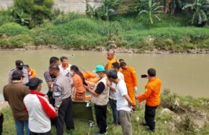 Polsek Cileungsi Temukan Wanita Yang di Duga Bunuh Diri Dengan Melompat Kedalam Sungai