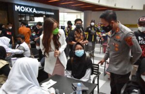 Gerai Vaksinasi Polres Bogor Bersama Indonesia Pasti Bisa Di Metropolitan Mall Cileungsi di Serbu Warga