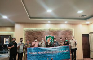 Peduli Kemanusiaan, Disdik Kota Bogor Serahkan Bantuan Donasi Bagi Korban Erupsi Semeru