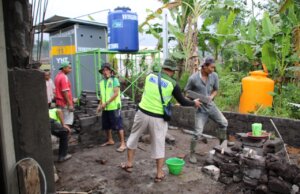 Relawan Bogor dan Warga Berjibaku Bangun Sarana Ibadah di Lumajang