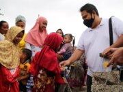 Dirut Perumda Tirta Pakuan Berbagi Keceriaan di Tengah Masyarakat Terdampak Erupsi Semeru