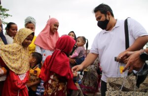 Dirut Perumda Tirta Pakuan Berbagi Keceriaan di Tengah Masyarakat Terdampak Erupsi Semeru