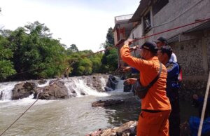 Tim Sar Gabungan Cari Korban Tenggelam di Sungai Ciapus Bogor