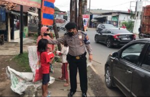 Pembagian Masker dan Makanan Oleh Sat Samapta Polres Bogor