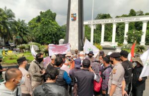 Ingin Bertemu Jokowi, Aksi Longmarch Petani Sukabumi Dari Cisolok Hingga Istana Presiden Banyak Diintimidasi Aparat Negara