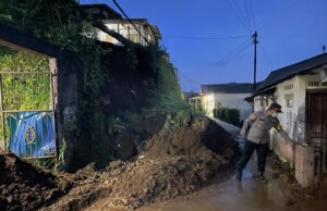 Pasca Hujan Deras Guyur Wilayah Bogor, Longsor Putus Akses Jalan Masyarakat Cisarua