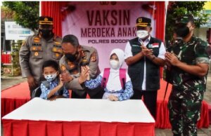 Satgas Covid-19 Kabupaten Bogor bersama Kapolda Jabar Tinjau Langsung Pelaksanaan Vaksinasi Anak di SDN Pajelaran 01 Cibinong