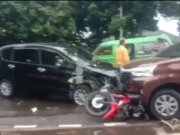 Diduga Mengidap Epilepsi, Pengendara Mobil Tabrak 2 unit Kendaraan Motor dan 1 Mobil di Jalan Sudirman