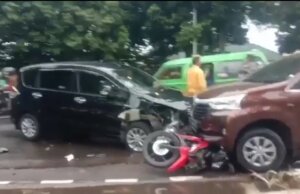 Diduga Mengidap Epilepsi, Pengendara Mobil Tabrak 2 unit Kendaraan Motor dan 1 Mobil di Jalan Sudirman