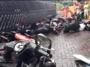 Hujan Deras dan Angin Kencang, 40 Unit Roda Dua Tertimpa Billboard Raksasa di Bogor