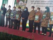 Bagikan Sertifikat, Bupati Bogor Minta Camat Dan Kades Berperan Aktif Sukseskan Program PTSL