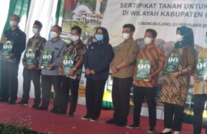 Bagikan Sertifikat, Bupati Bogor Minta Camat Dan Kades Berperan Aktif Sukseskan Program PTSL