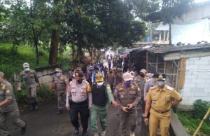 Jajaran Satpol PP Tertibkan Bangunan Liar dan PKL di Wilayah Ciawi
