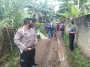 Polsek Cibinong olah TKP Penemuan Mayat Dalam Kantong Plastik Gegerkan Warga Karadenan