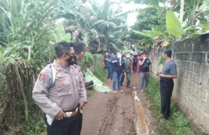 Polsek Cibinong olah TKP Penemuan Mayat Dalam Kantong Plastik Gegerkan Warga Karadenan