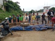 Warga Blokir Proyek Double Track, Tuntut Akses Jalan di Realisasikan