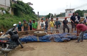 Warga Blokir Proyek Double Track, Tuntut Akses Jalan di Realisasikan